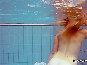 super-cute red-haired plays nude underwater